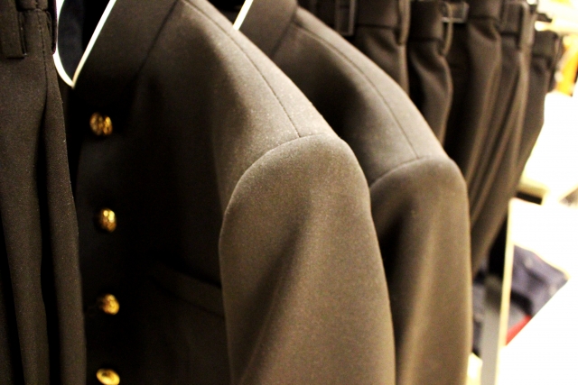 卒業後のいらなくなった制服の処分方法どうする?