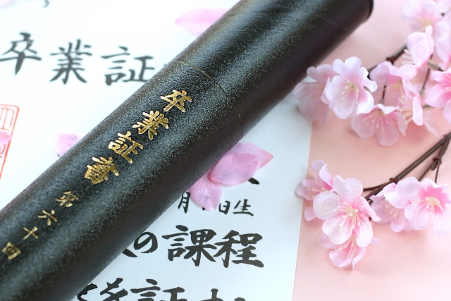 高校の卒業式での母親の服装は和服、洋服？服装の注意点は？