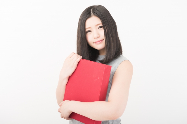 卒業アルバムはどのように処分するのが妥当なの？捨てた後の後悔は？